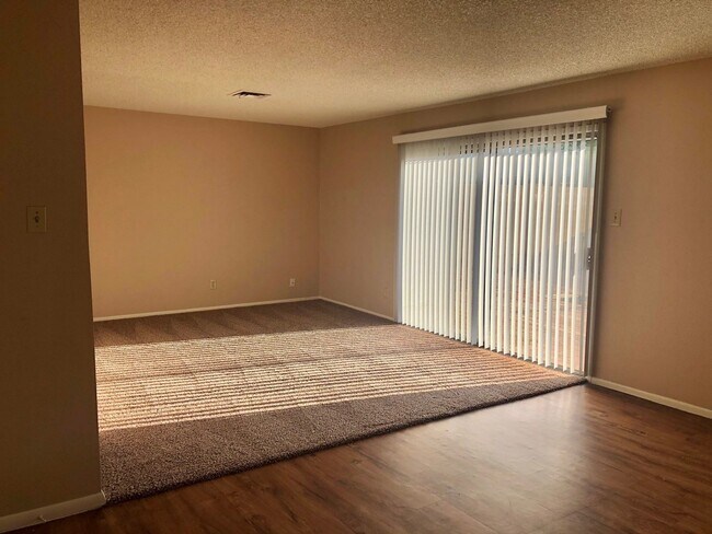 Foto del edificio - **AVAILABLE NOW** COME CHECK OUT THIS ADOR...