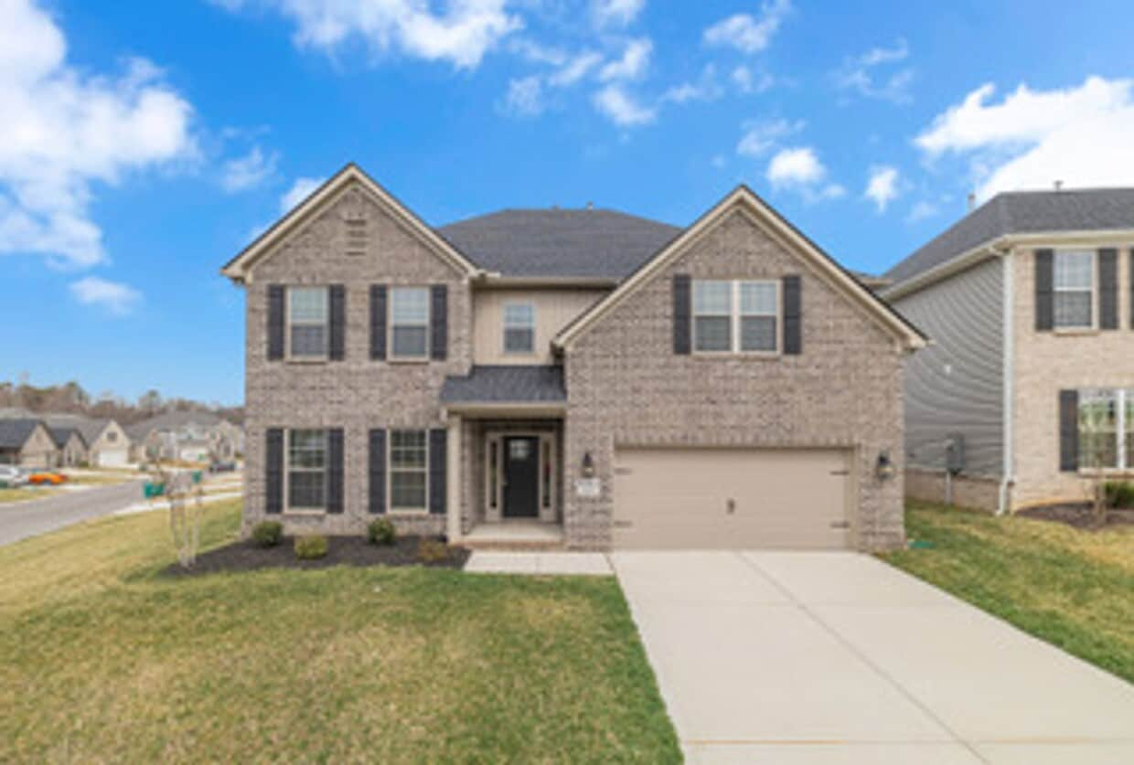 Foto principal - Knoxville 37931 - 5 bedroom, 4 bath home -...