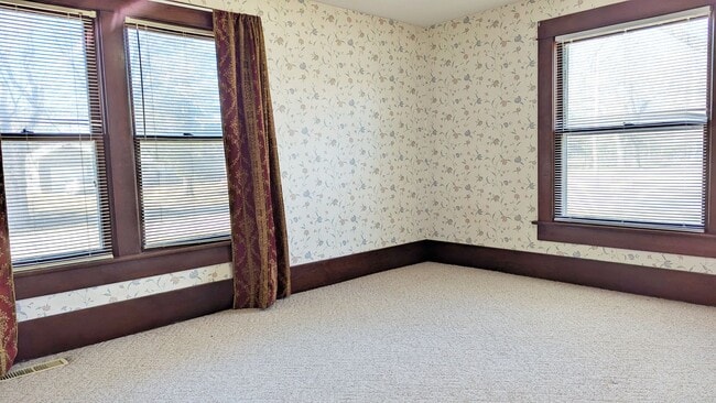 Building Photo - Cozy two bed in quiet town