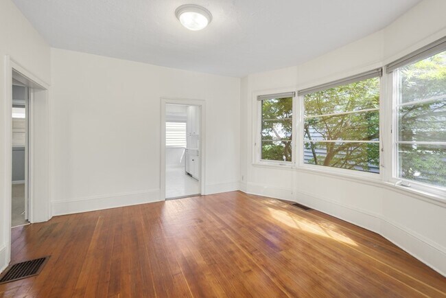 Building Photo - Remodeled & Character