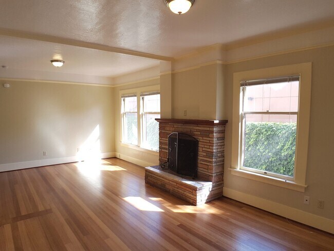 Foto del edificio - Beautiful 2-4 bedroom property near CSUC a...