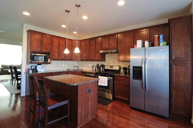 Building Photo - Beautiful Garage Townhouse in Poplar Run -...