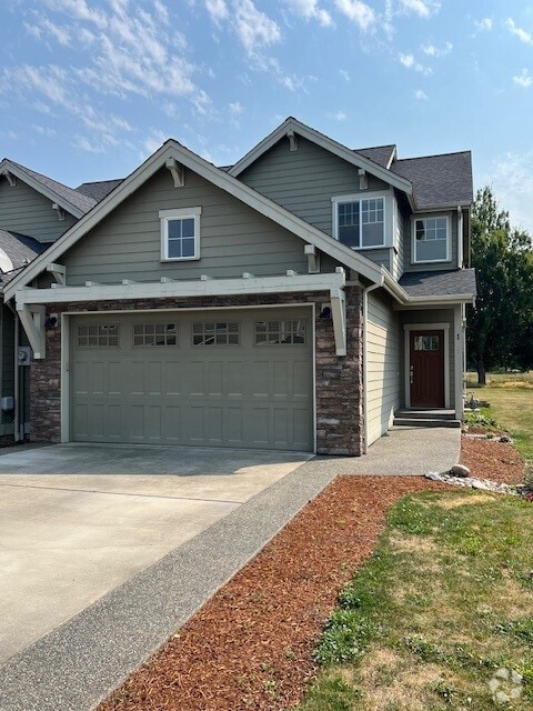 Building Photo - 2200 Greenview Cir