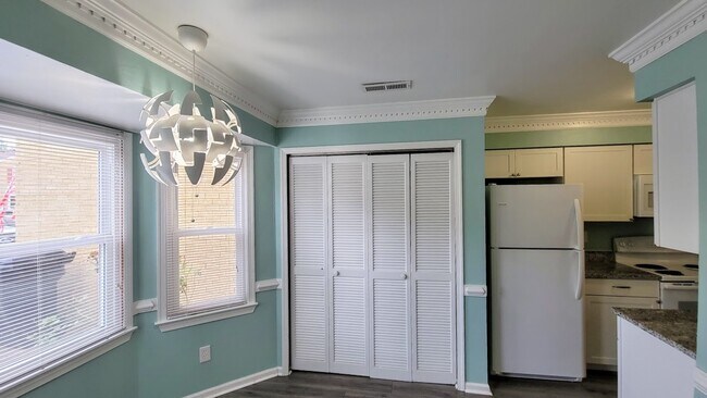Foto del edificio - 4621 Merrimac Ln