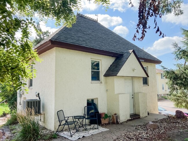 Building Photo - Historic carriage house renovated into a loft apartment! 1 bed 1 bath! Close to downtown