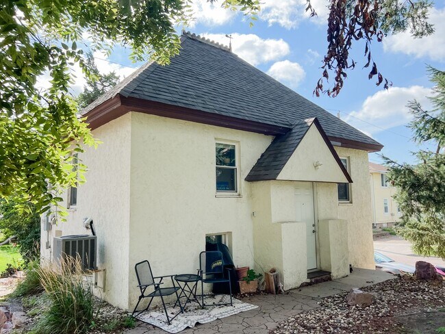 Foto del edificio - Historic carriage house renovated into a loft apartment! 1 bed 1 bath! Close to downtown