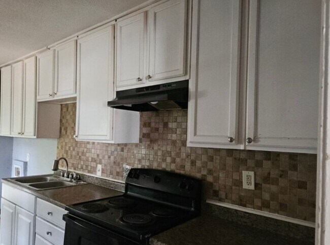 Building Photo - 1645 Oak Knoll Cir SE