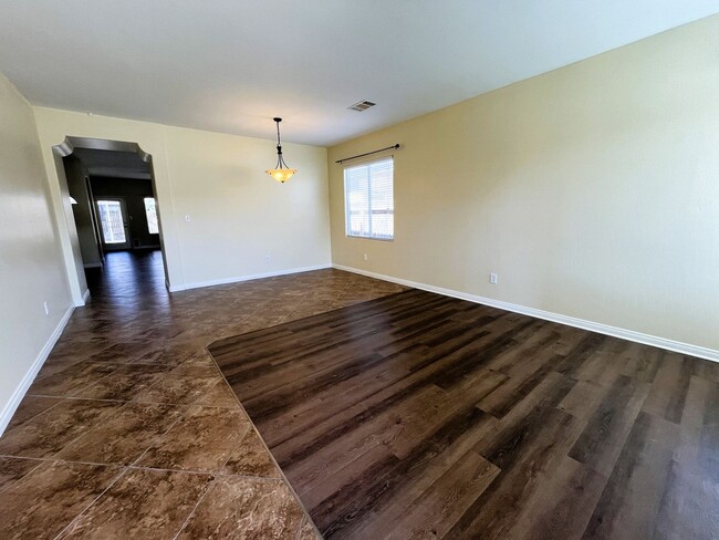 Building Photo - Gorgeous Split Wing Home