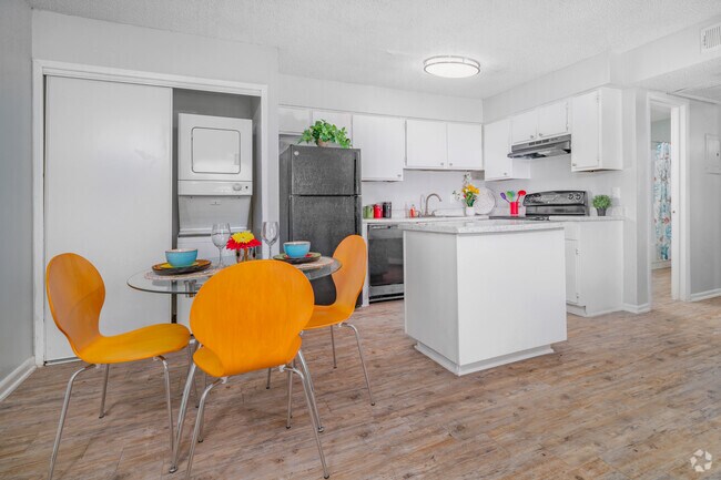 1 habitación, 2 baños - 800 pies cuadrados - Comedor - Viva Max
