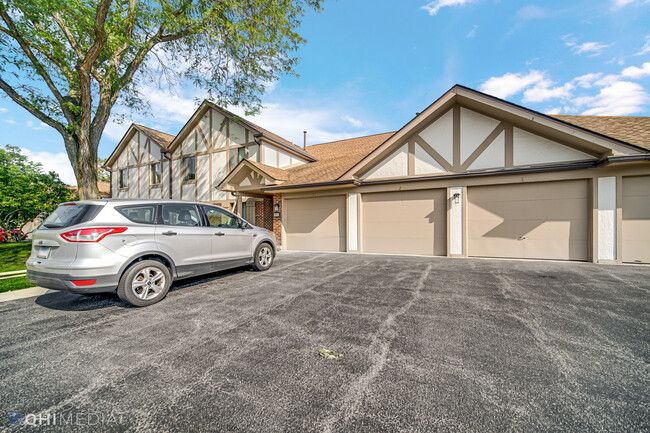 Building Photo - 920 Surrey Dr