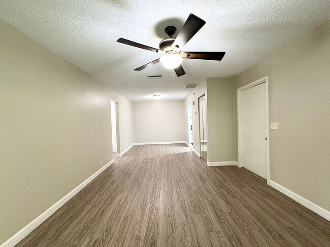Foto del edificio - Beautiful Corner Unit with Vinyl Plank Flooring & Private Screened Patio