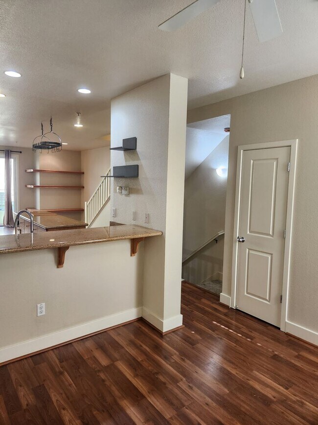 Foto del edificio - Bright & Sunny City Center townhouse style condo Great location, Nice 2 bedroom 2.5 bathroom
