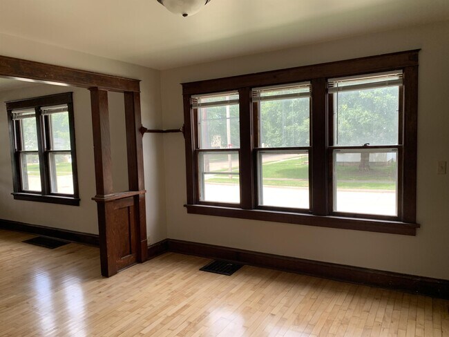 Building Photo - 1234 Grand St
