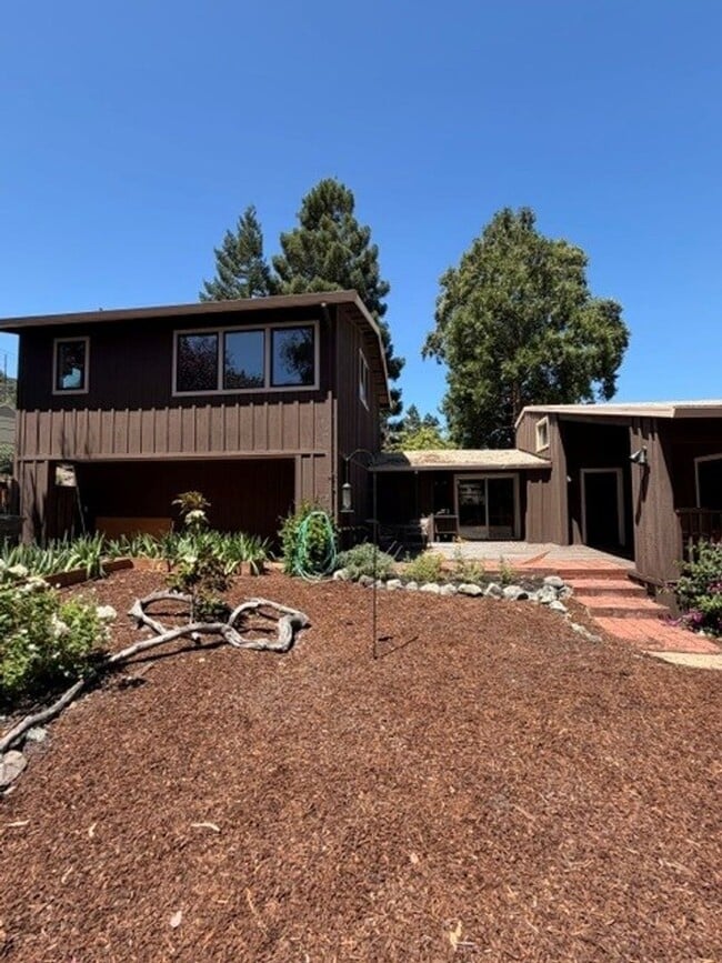 Building Photo - 775 Hillcrest Way