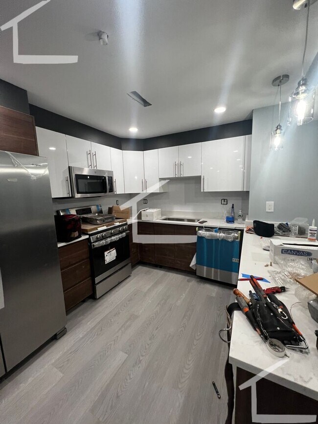 Building Photo - Spacious Brookline 3BR/2Bath!! Newly Renovated!