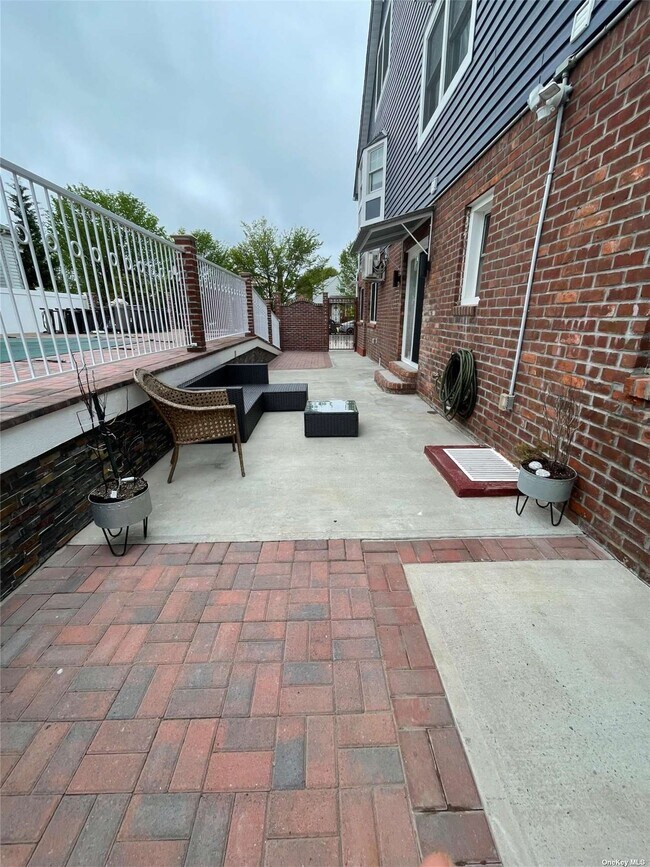 Building Photo - 335 E Olive St