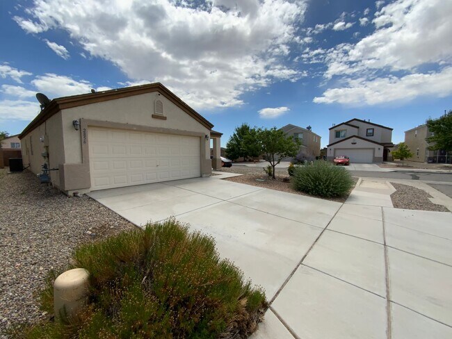 Foto del edificio - 3 Bedroom Single Story Home Available Near...