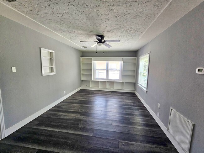 Building Photo - St. Petersburg Pool Home - 3 Bedroom 2 Bath