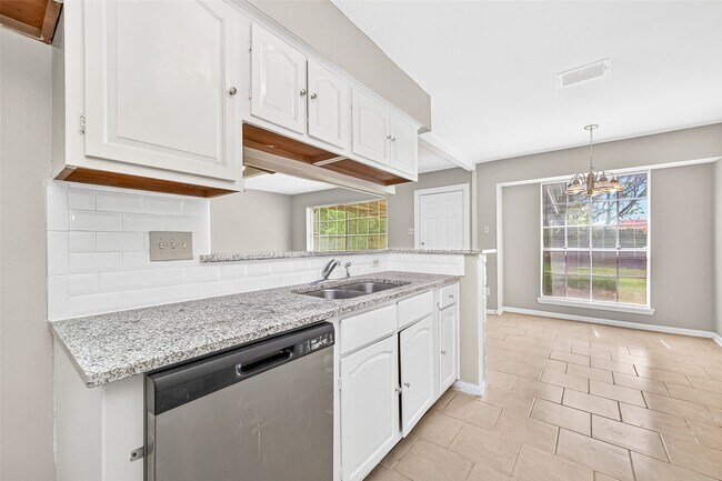 Foto del edificio - 403 Mistywood Dr