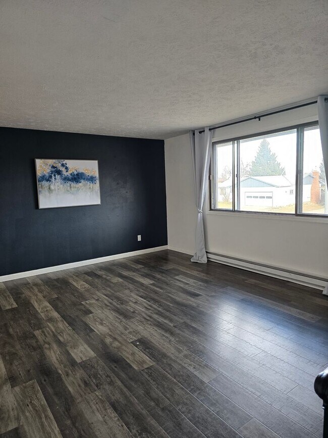 Foto del edificio - Gorgeous Eastside, 4 BD, w/Drive Under Garage, RV Parking