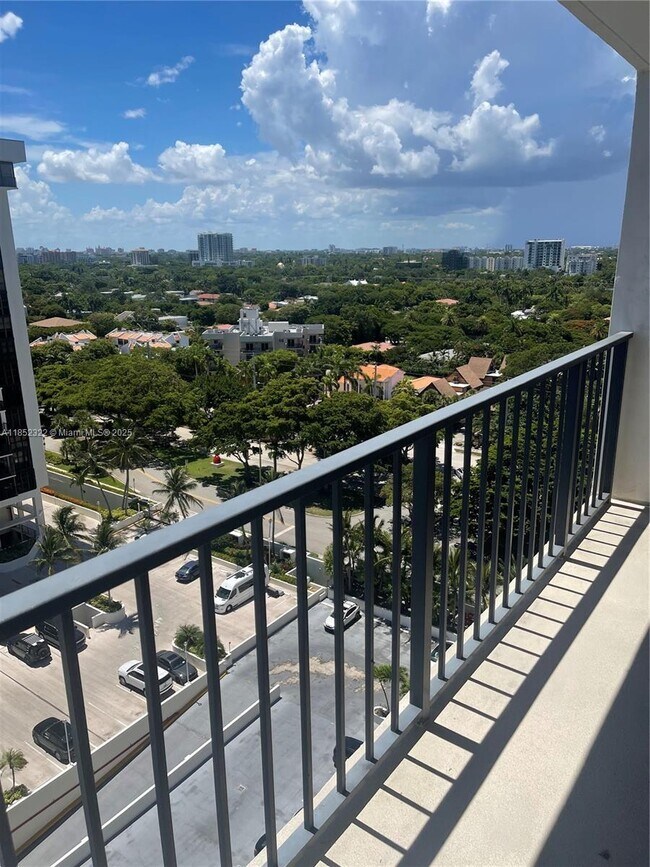 Building Photo - 1901 Brickell Ave
