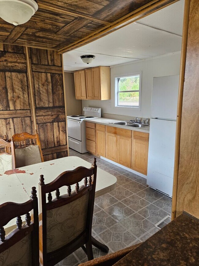Building Photo - 2 bed 1 bath mobile home for rent