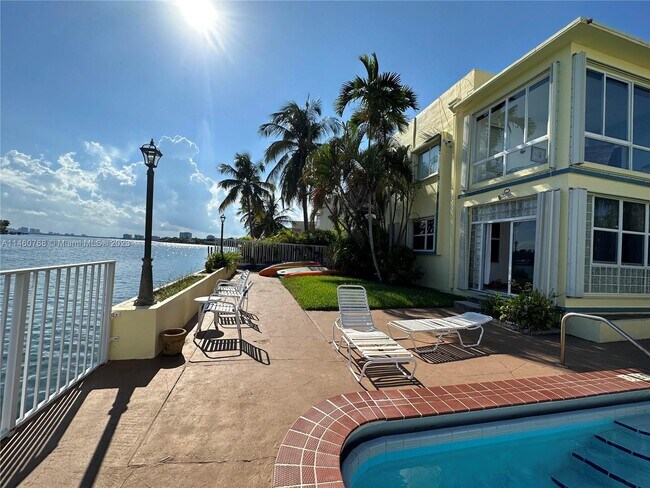 Building Photo - 910 Bay Dr