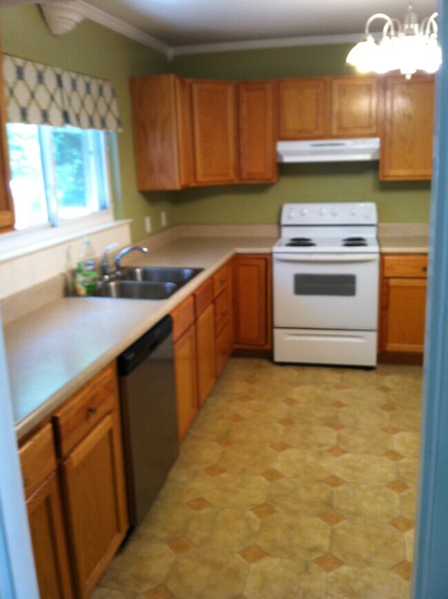 Main kitchen - 3816 Bennett Rd