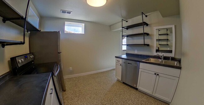 Foto del edificio - 1 Block from KSU Campus + 2 Kitchens + Rec...