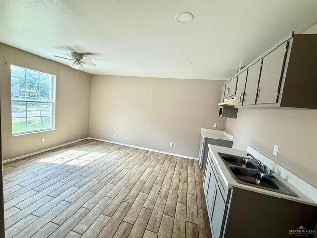 Building Photo - 9 El Campo Dr