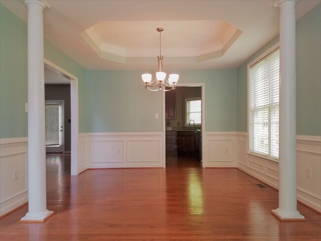 Foto del edificio - Large 2 story transitional in Birkdale