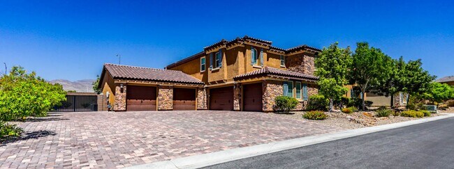 Foto del edificio - Stunning 5 Bed, 4 Full Baths And 2 Half Ba...