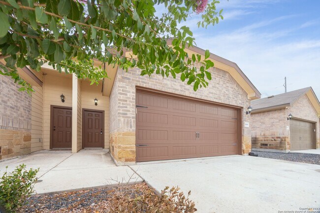 Building Photo - Like New Duplex!!!