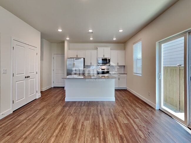 Building Photo - 33023 Lookout Ln