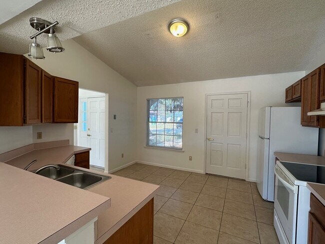 Foto del edificio - Move-In Ready 3-Bedroom Home with Pond Views in Desirable Mandarin!