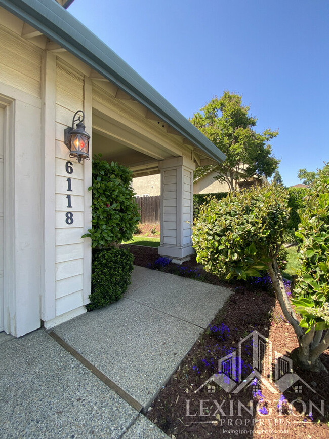 Foto del edificio - 6118 Cameo Dr