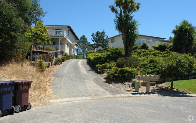 Building Photo - 141 Oak Ln