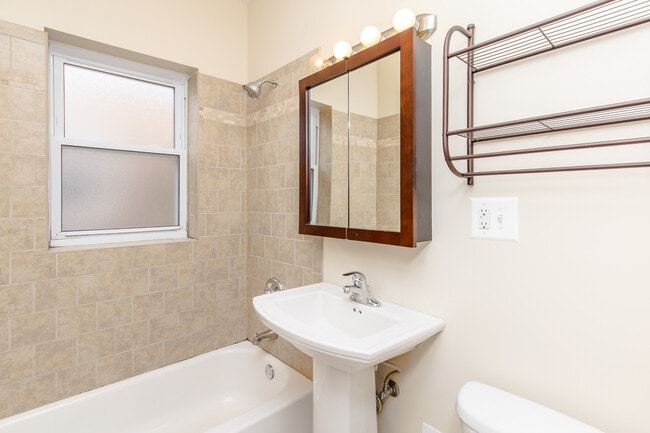 Building Photo - 4843 N Wolcott Ave