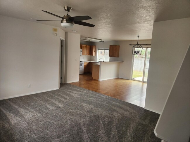 Foto del edificio - 1427 W Roberts Pl