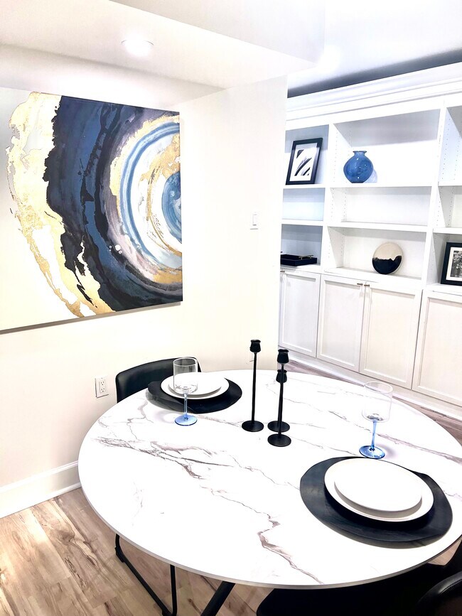 Flex space being used a dining - 1107 S Peters St