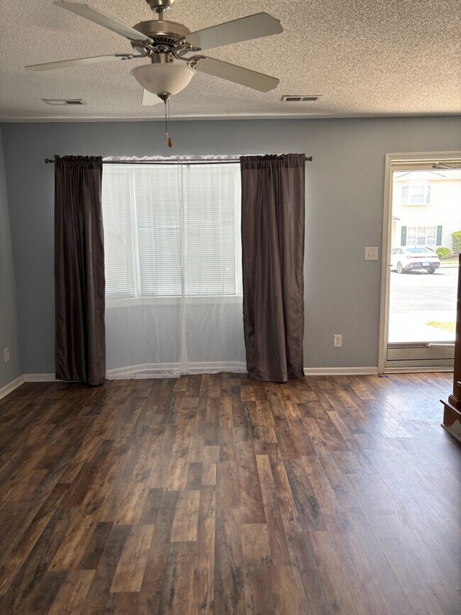 Foto del edificio - 2330 Vineyard Dr