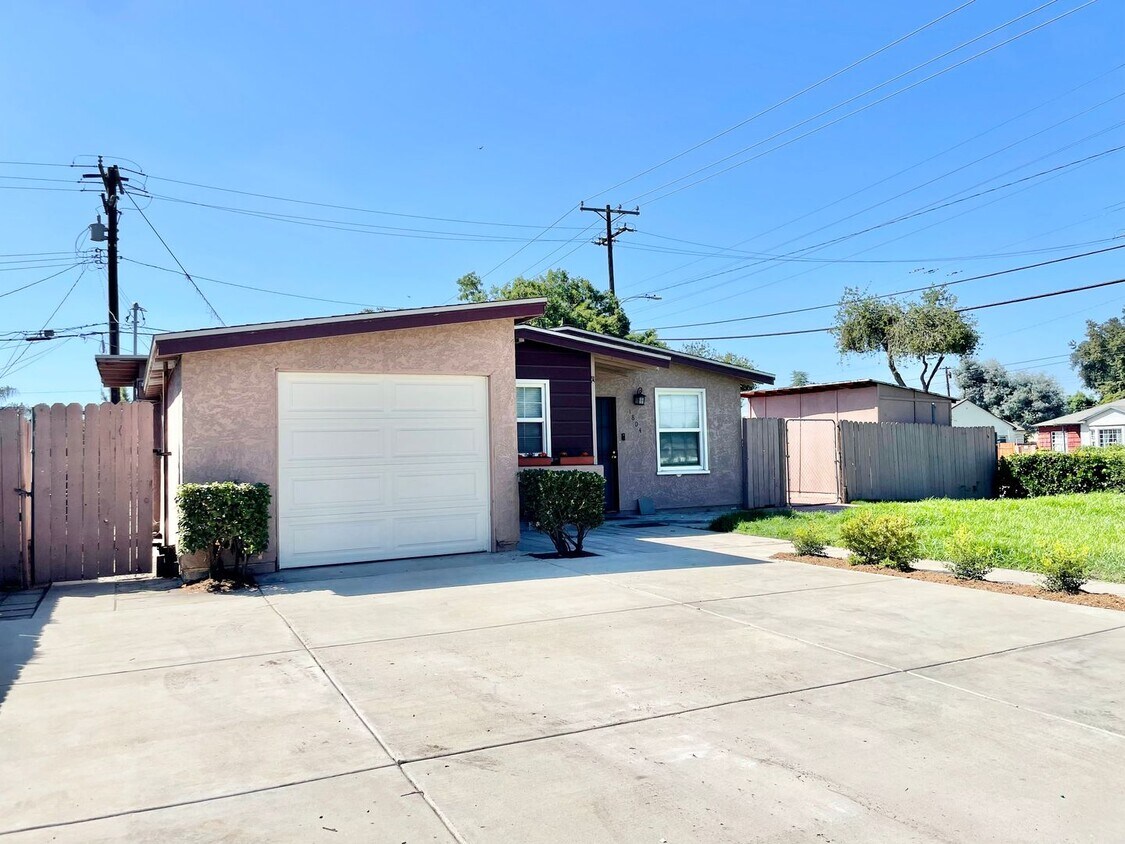 Primary Photo - Beautiful Remodeled 4 Bedroom 2 Bathroom H...