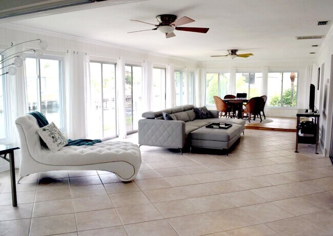 Building Photo - -Luxury 3 bedroom, 2 bath, canal front, po...