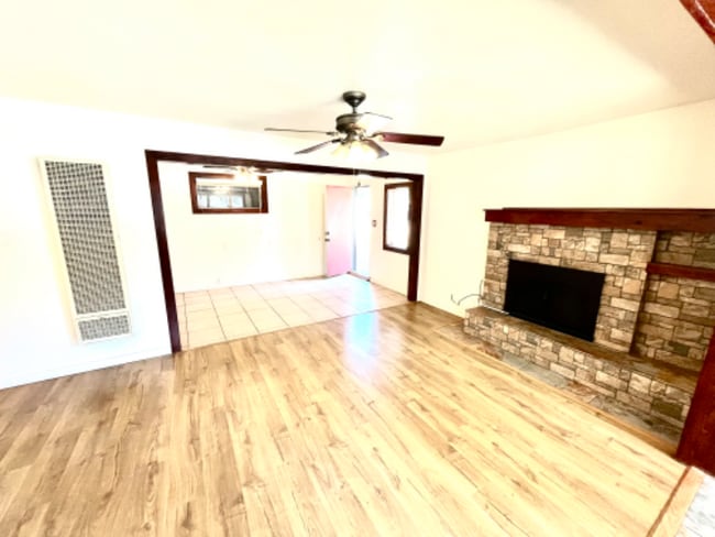 Building Photo - 2975 Sacramento Ave