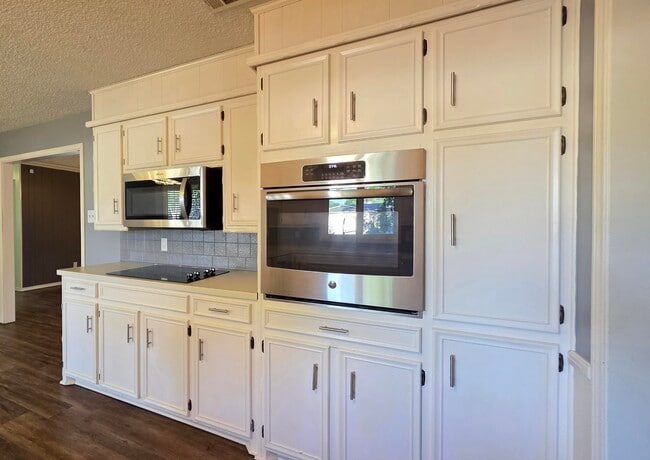 Foto del edificio - 8604 Jordan Dr