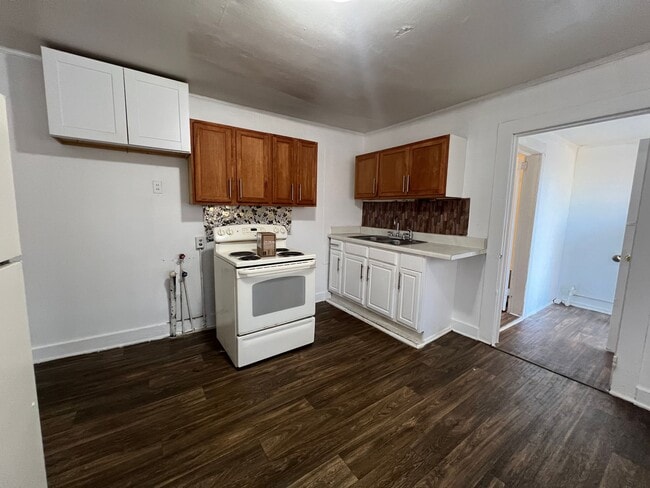 Building Photo - 3/2 Available Now in West Greenville!