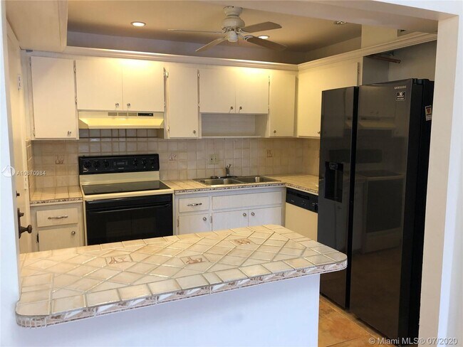 Building Photo - 4020 N Hills Dr