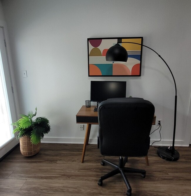 Building Photo - Val Verde Apartments