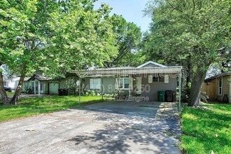 Building Photo - 810 Charles Rd