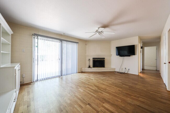 Foto del edificio - 7608 E 4th St